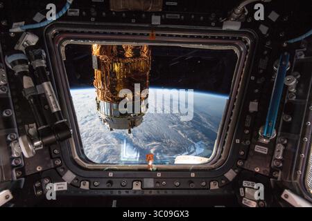11 octobre 2018 - Station spatiale internationale, ORBITE TERRESTRE - le véhicule de transfert H-II-7 de l'Agence japonaise d'exploration aérospatiale vu de l'une des sept fenêtres à l'intérieur de la coupole de la Station spatiale internationale 11 octobre 2018 en orbite terrestre. Le navire japonais de ravitaillement automatisé, également connu sous le nom de Kounotori, est utilisé pour transporter des marchandises à la Station spatiale internationale. (Crédit image : © NASA via ZUMA Wire) Banque D'Images