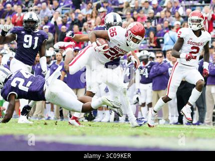 20 octobre 2018 : Julius Lewis (24 ans), cornerback de la TCU Horned Frogs, tente de s'attaquer aux Oklahoma Sooners Running Back Kennedy Brooks (26 ans) pendant la première moitié du match de football NCAA entre les Oklahoma Sooners et les TCU Horned Frogs à Amon G. carter à Waco, Texas. Matthew Lynch/CSM(image de crédit : &copy ; Matthew Lynch/CSM via ZUMA Wire) Banque D'Images