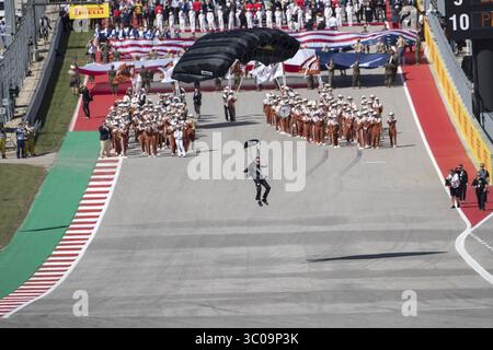 21 octobre 2018 - Austin, États-Unis - Un parachutiste descend sur la piste avant le départ du Grand Prix américain de formule 1 sur le circuit des Amériques à Austin, Texas, le dimanche 21 octobre 2018. (Crédit image : © Scott Coleman/ZUMA Wire) Banque D'Images