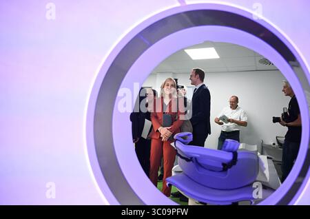Weinheim, Allemagne. 21 juillet 2025. La ministre fédérale de la santé Nina Warken (à gauche, CDU) examine une salle d'examen avec un scanner lors de sa visite à l'hôpital GRN-Klinik Weinheim. Sur la droite se trouve le président du district de la CDU, Bastian Schneider. Crédit : Bernd Weißbrod/dpa/Alamy Live News Banque D'Images