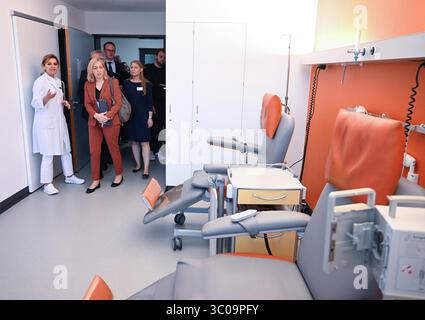 Weinheim, Allemagne. 21 juillet 2025. La ministre fédérale de la santé Nina Warken (2e à partir de la gauche, CDU) regarde une salle de la clinique ambulatoire de chimio lors de sa visite à la clinique GRN de Weinheim. À gauche de Warken se trouve la directrice médicale Lelia Bauer, à droite la directrice de clinique Anne-Kathrin Dorn. Crédit : Bernd Weißbrod/dpa/Alamy Live News Banque D'Images