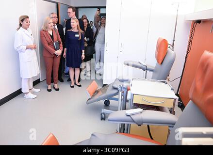 Weinheim, Allemagne. 21 juillet 2025. La ministre fédérale de la santé Nina Warken (2e à partir de la gauche, CDU) regarde une salle de la clinique ambulatoire de chimio lors de sa visite à la clinique GRN de Weinheim. À gauche de Warken se trouve la directrice médicale Lelia Bauer, à droite la directrice de clinique Anne-Kathrin Dorn. Crédit : Bernd Weißbrod/dpa/Alamy Live News Banque D'Images