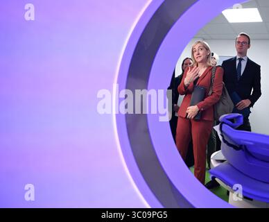 Weinheim, Allemagne. 21 juillet 2025. La ministre fédérale de la santé Nina Warken (à gauche, CDU) examine une salle d'examen avec un scanner lors de sa visite à l'hôpital GRN-Klinik Weinheim. Sur la droite se trouve le président du district de la CDU, Bastian Schneider. Crédit : Bernd Weißbrod/dpa/Alamy Live News Banque D'Images