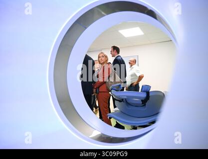 Weinheim, Allemagne. 21 juillet 2025. La ministre fédérale de la santé Nina Warken (à gauche, CDU) examine une salle d'examen avec un scanner lors de sa visite à l'hôpital GRN-Klinik Weinheim. Sur la droite se trouve le président du district de la CDU, Bastian Schneider. Crédit : Bernd Weißbrod/dpa/Alamy Live News Banque D'Images
