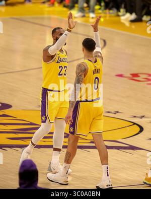 22 octobre 2018 Los Angeles, CA..L'attaquant des Lakers de Los Angeles LeBron James #23 High Five l'attaquant des Lakers de Los Angeles Kyle Kuzma #0 lors des prolongations des Spurs de San Antonio vs Lakers de Los Angeles au Staples Center le 22 octobre 2018. (Photo de Jevone Moore)(image de crédit : &copy ; Jevone Moore / Cal Sport Media / CSM via ZUMA Wire) Banque D'Images