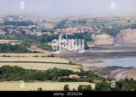 Robin Hood's Bay, North Yorkshire, Angleterre, vu de Ravenscar, à environ 4 miles de distance. - 12 juillet 2025 photo de Andrew Higgins/Thousand Word Media Banque D'Images