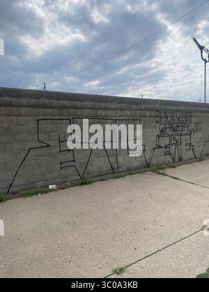Les identifiants ETGC W7M comprennent les graffitis « ETGC », les bandanas bleus, les signes de main Crip et les tatouages marqués avec « SCRG », « ETG » et « W7M ». Banque D'Images
