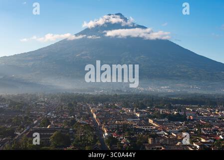 Vue panoramique de la ville d'Antigua en dessous du volcan de Agua Banque D'Images