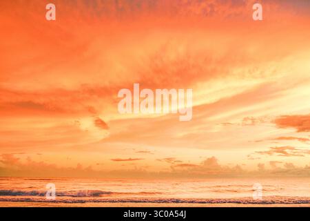Magnifique coucher de soleil orange sur la plage Anna Maria Island Floride Banque D'Images