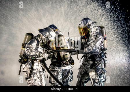 12 octobre 2018 - Iwakuni, Yamaguchi, Japon - les Marines de sauvetage et de lutte contre les incendies d'aéronefs (ARFF) affectés au quartier général et à l'escadron du quartier général mènent des exercices de confinement des incendies à la base aérienne du corps des Marines Iwakuni, Japon, octobre. 12, 2018. La formation a été dispensée dans le but de maintenir la compétence en matière d'extinction des incendies d'aéronefs à l'appui de la mission de lancement et de récupération des aéronefs de la station aérienne. La FARA est une catégorie spéciale de lutte contre les incendies qui implique l'intervention, l'atténuation des risques, l'évacuation et le sauvetage éventuel des passagers et de l'équipage d'un aéronef impliqué dans une urgence au sol. ( Banque D'Images