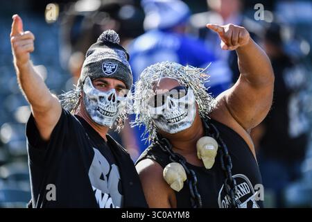 28 octobre 2018 : les fans des Raiders dans le trou noir avant le match de football de la NFL entre les Colts d'Indianapolis et les Raiders d'Oakland au Oakland Alameda Coliseum d'Oakland, CA. Chris Brown/CSM(Credit image : &copy ; Chris Brown/CSM via ZUMA Wire) Banque D'Images