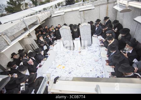 25 novembre 2016 - Queens Borough of New York, New York, États-Unis d'Amérique - NEW YORK, NY - NOVEMBRE 25 : les rabbins de Chabad-Lubavitch prient sur la tombe du Rebbe lubavitcher, le rabbin Menachem M. Scheerson, 4 550 rabbins du monde entier sont à New York pour la Conférence internationale des émissaires de Chabad-Lubavitch, un événement annuel visant à raviver la conscience et la pratique juive dans le monde entier. Cette année marque la 75e année depuis que le rabbin Menachem M. Schneerson, de mémoire bénie, le chef du mouvement, est arrivé sur les côtes américaines depuis l'Europe déchirée par la guerre en 1941 le 25 novembre 2016 à Queen Banque D'Images