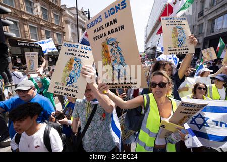 CONTRE-MANIFESTATION à la Marche nationale du PSC : Juifs et Iraniens contre le CGRI, près du pont de Waterloo, Londres, Angleterre, Royaume-Uni Banque D'Images