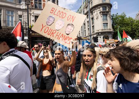 CONTRE-MANIFESTATION à la Marche nationale du PSC : Juifs et Iraniens contre le CGRI, près du pont de Waterloo, Londres, Angleterre, Royaume-Uni Banque D'Images