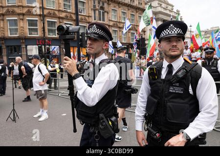 Des officiers de la police métropolitaine avec des caméras de reconnaissance faciale lors de la manifestation des Juifs et des Iraniens contre le CGRI dans le centre de Londres, Angleterre, Royaume-Uni Banque D'Images