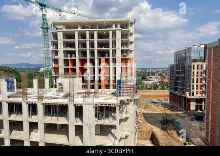 Un bâtiment en béton à plusieurs niveaux est en construction avec des renforts en acier visibles Banque D'Images