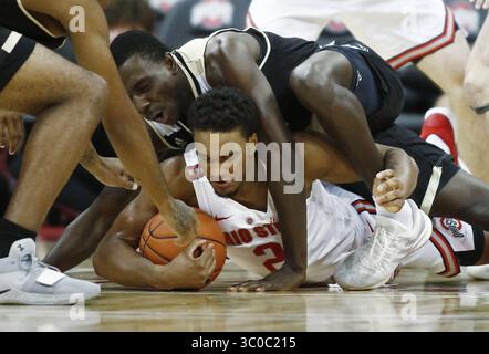 1er novembre 2018 - Columbus, OH, USA - Musa Jallow (2) de l'Ohio State et Jamal Bryant de l'UNC Pembroke s'emparent du ballon lors d'un match hors concours au Value City Arena à Columbus, Ohio, le jeudi 1er novembre 2018. (Crédit image : © Fred Squillante/Columbus Dispatch/TNS via ZUMA Wire) Banque D'Images