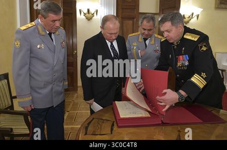 2 novembre 2018 - Moscou, Russie - le président russe Vladimir Poutine, au centre, visionne des articles historiques du GRU avant un gala pour marquer le centenaire de la Direction générale de l'état-major des forces armées de Russie au théâtre de l'armée russe le 2 novembre 2018 à Moscou, Russie. Debout avec le président de gauche à droite sont : le chef de l'état-major général des forces armées de Russie Valery Gerasimov, le président Vladimir Poutine, le ministre de la Défense Sergueï Shoigu, et le premier chef adjoint de la direction principale de l'état-major général des forces armées de Russie, le vice-amiral Igor Kost Banque D'Images