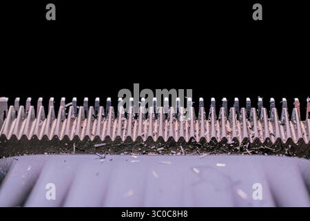 Gros plan de la lame de tondeuse à cheveux électrique sale avec des débris Banque D'Images