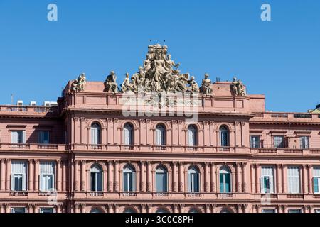 Buenos Aires, Argentine - 23 mars 2024 ; partie supérieure de la façade de la Casa Rosada ou Maison Rose avec statues et ornements sur le dessus ; le plan de travail officiel Banque D'Images
