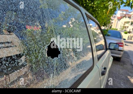 Vitre arrière cassée d'une voiture. Banque D'Images