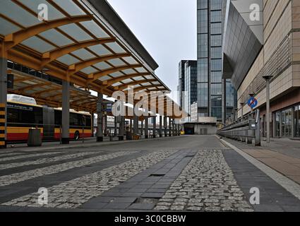 Varsovie, architecture, Bureau, ciel, nuage - ciel, structure construite, gratte-ciel, station, réverbère, béton armé, ville, route urbaine, Skyline urbain, vie urbaine Banque D'Images
