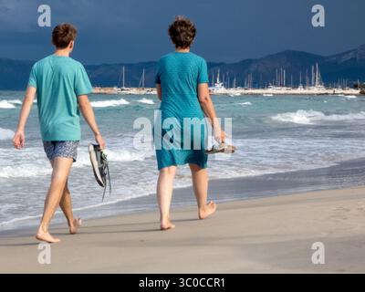 Vacances en famille au bord de la mer. Marcher sur une plage de sable. Mer Méditerranée passer du temps ensemble est important. Visites de lieux touristiques. Banque D'Images