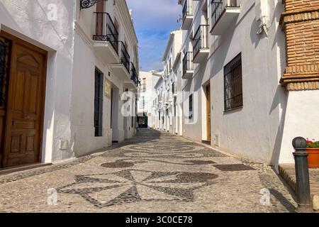 FRIGILIANA, ESPAGNE - 10 MAI 2025 : une promenade paisible dans les charmantes rues étroites, entourées de maisons blanchies à la chaux et de fleurs colorées à Frigil Banque D'Images