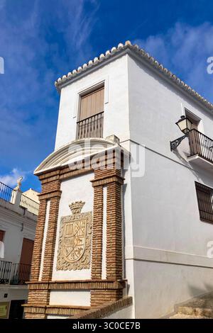 FRIGILIANA, ESPAGNE - 10 MAI 2025 : une promenade paisible dans les charmantes rues étroites, entourées de maisons blanchies à la chaux et de fleurs colorées à Frigil Banque D'Images