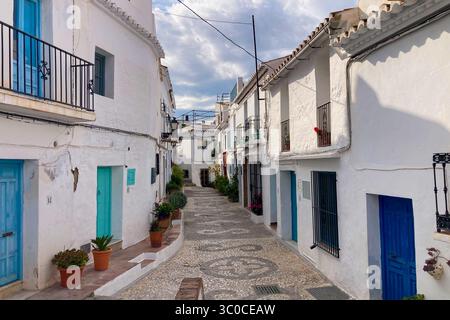 FRIGILIANA, ESPAGNE - 10 MAI 2025 : une promenade paisible dans les charmantes rues étroites, entourées de maisons blanchies à la chaux et de fleurs colorées à Frigil Banque D'Images