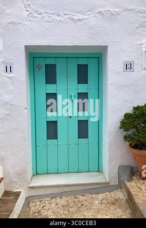 FRIGILIANA, ESPAGNE - 10 MAI 2025 : une promenade paisible dans les charmantes rues étroites, entourées de maisons blanchies à la chaux et de fleurs colorées à Frigil Banque D'Images