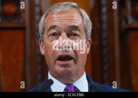Londres, Royaume-Uni. 21 juillet 2025. Nigel Farage, leader du Parti réformiste britannique, prend la parole lors d'une conférence de presse sur la criminalité au Royal Horseguard Hotel, Londres, Angleterre, Royaume-Uni, le lundi 21 juillet 2025. Crédit : Justin Ng/Alamy Live News. Banque D'Images