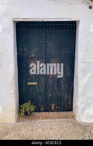 FRIGILIANA, ESPAGNE - 10 MAI 2025 : une promenade paisible dans les charmantes rues étroites, entourées de maisons blanchies à la chaux et de fleurs colorées à Frigil Banque D'Images