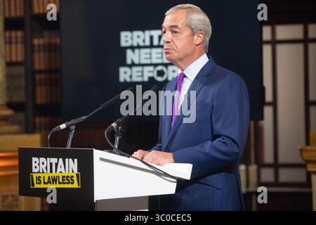 Londres, Royaume-Uni. 21 juillet 2025. Nigel Farage, leader du Parti réformiste britannique, prend la parole lors d'une conférence de presse sur la criminalité au Royal Horseguard Hotel, Londres, Angleterre, Royaume-Uni, le lundi 21 juillet 2025. Crédit : Justin Ng/Alamy Live News. Banque D'Images