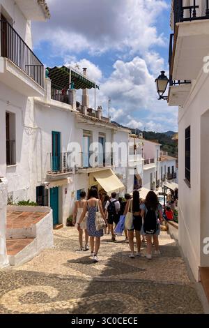 FRIGILIANA, ESPAGNE - 10 MAI 2025 : une promenade paisible dans les charmantes rues étroites, entourées de maisons blanchies à la chaux et de fleurs colorées à Frigil Banque D'Images