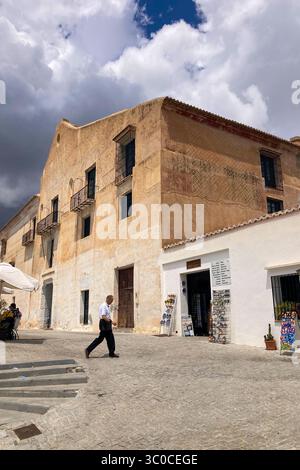 FRIGILIANA, ESPAGNE - 10 MAI 2025 : une promenade paisible dans les charmantes rues étroites, entourées de maisons blanchies à la chaux et de fleurs colorées à Frigil Banque D'Images
