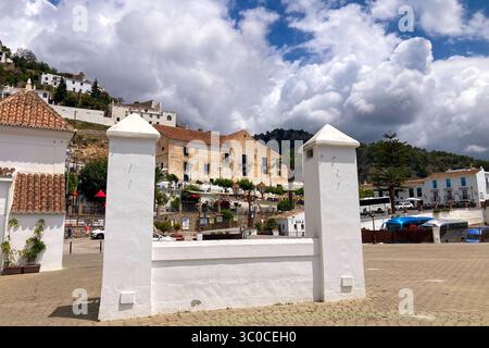 FRIGILIANA, ESPAGNE - 10 MAI 2025 : une promenade paisible dans les charmantes rues étroites, entourées de maisons blanchies à la chaux et de fleurs colorées à Frigil Banque D'Images
