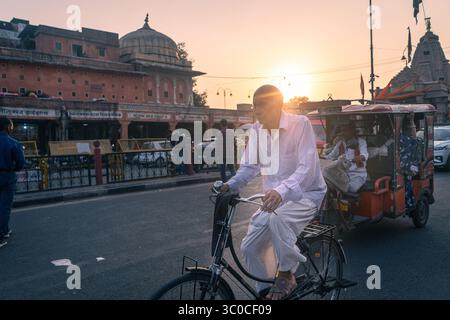 Rajasthan, Jaipur, Inde - Sunset homme vieux chevauchant un vieux vélo rouillé Banque D'Images