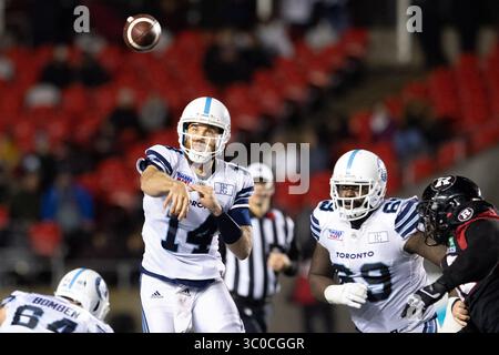 02 novembre 2018 : le quarterback McLeod Bethel-Thompson (14 ans) des Argonauts de Toronto lance lors du match de la LCF entre les Argonauts de Toronto et les Redblacks d'Ottawa au stade TD place à Ottawa, Canada. Daniel Lea/CSM(image de crédit : &copy ; Daniel Lea/CSM via ZUMA Wire) Banque D'Images