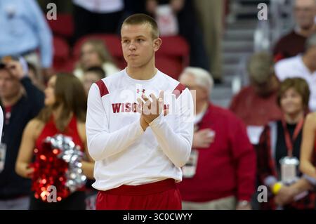 2 novembre 2018 : les Badgers du Wisconsin gardent Brad Davison #34 avant le match de basket-ball de la NCAA Exhibition entre les Titans UW-Oshkosh et les Badgers du Wisconsin au Kohl Center de Madison, WISCONSIN. Badgers a battu les Titans 82-70. John Fisher/CSM(image de crédit : &copy ; John Fisher/CSM via ZUMA Wire) Banque D'Images