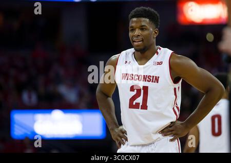 2 novembre 2018 : les Badgers du Wisconsin gardent Khalil Iverson #21 pendant le match de basket-ball de la NCAA Exhibition entre les Titans UW-Oshkosh et les Badgers du Wisconsin au Kohl Center de Madison, WISCONSIN. Badgers a battu les Titans 82-70. John Fisher/CSM(image de crédit : &copy ; John Fisher/CSM via ZUMA Wire) Banque D'Images