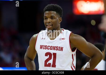 2 novembre 2018 : les Badgers du Wisconsin gardent Khalil Iverson #21 pendant le match de basket-ball de la NCAA Exhibition entre les Titans UW-Oshkosh et les Badgers du Wisconsin au Kohl Center de Madison, WISCONSIN. Badgers a battu les Titans 82-70. John Fisher/CSM(image de crédit : &copy ; John Fisher/CSM via ZUMA Wire) Banque D'Images