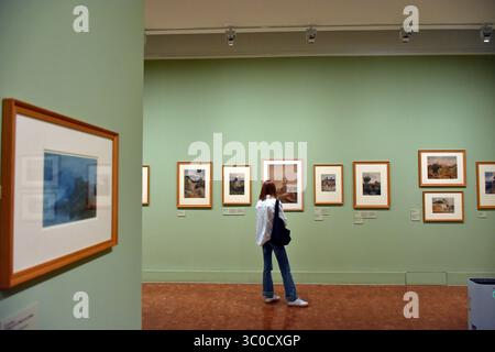 Visiteur à « impressions in Watercolor » Turner et à son exposition contemporains. Musée Holburne, Bath, Royaume-Uni Banque D'Images