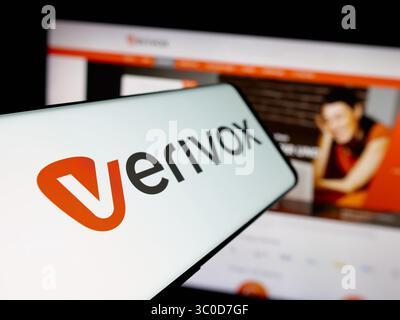 Stuttgart, Allemagne - 25-05-2025 : smartphone avec le logo de la société allemande de comparaison de prix Verivox GmbH sur l'écran en face du site Web. Banque D'Images