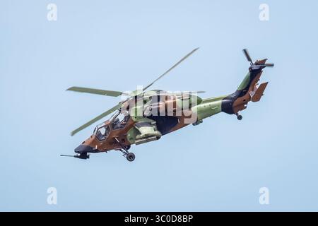 Vue latérale d'un hélicoptère Tigre de l'armée française en vol, hélicoptère d'attaque multirôle développé par Airbus Helicopters et mis en service en 2003. Banque D'Images