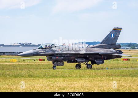 Vue latérale d'un F-16 Fighting Falcon de l'armée de l'air hellénique, un avion de chasse multirôle de Lockheed Martin, circulant à l'aéroport de Paris-le Bourget, France. Banque D'Images
