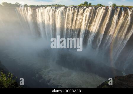 9 janvier 2018 - chutes Victoria, Zimbabwe - les eaux précipitées des chutes Victoria pulvérisent dans l'air de la brume qui contribue à la végétation épaisse et luxuriante de la région. Parc national Mosi-OA-Tunya, Zimbabwe (crédit image : © Edwin Remsberg / Vwpics/VW pics via ZUMA Wire) Banque D'Images