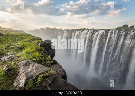 9 janvier 2018 - chutes Victoria, Zimbabwe - les eaux précipitées des chutes Victoria pulvérisent dans l'air de la brume qui contribue à la végétation épaisse et luxuriante de la région. Parc national Mosi-OA-Tunya, Zimbabwe (crédit image : © Edwin Remsberg / Vwpics/VW pics via ZUMA Wire) Banque D'Images