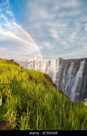 11 janvier 2018 - Livingstone, Zambie - les eaux précipitées des chutes Victoria pulvérisent de la brume dans l'air qui contribue à la végétation épaisse et luxuriante de la région. Parc national Mosi-OA-Tunya, Zimbabwe (crédit image : © Edwin Remsberg / Vwpics/VW pics via ZUMA Wire) Banque D'Images