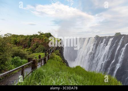 11 janvier 2018 - Livingstone, Zambie - les eaux précipitées des chutes Victoria pulvérisent de la brume dans l'air qui contribue à la végétation épaisse et luxuriante de la région. Parc national Mosi-OA-Tunya, Zimbabwe (crédit image : © Edwin Remsberg / Vwpics/VW pics via ZUMA Wire) Banque D'Images